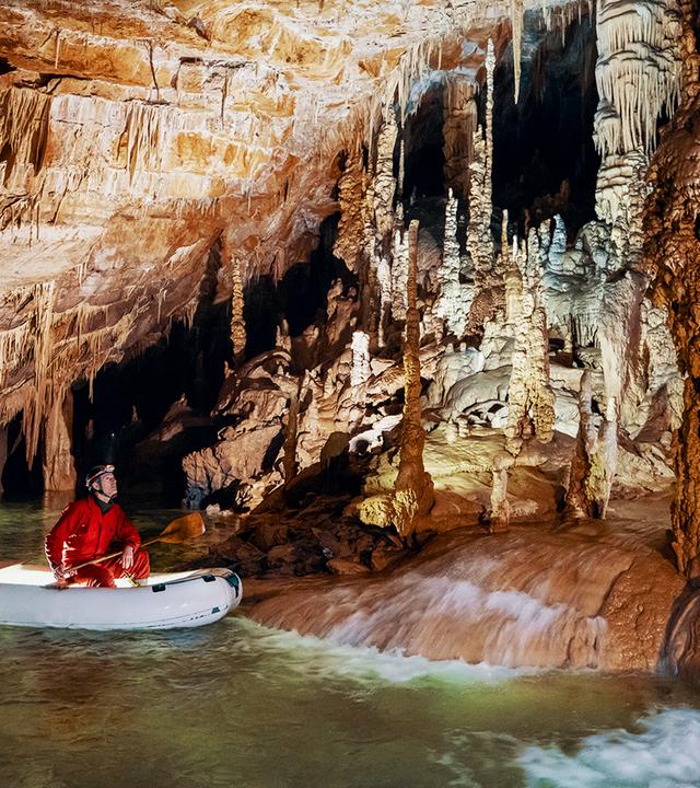 Dirk Steffens in einem Boot in der Grotte 