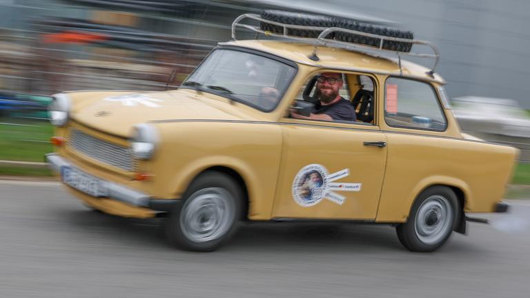 Archiv: Der Berliner Jan-Erik Nord fährt mit seinem Trabant 601.