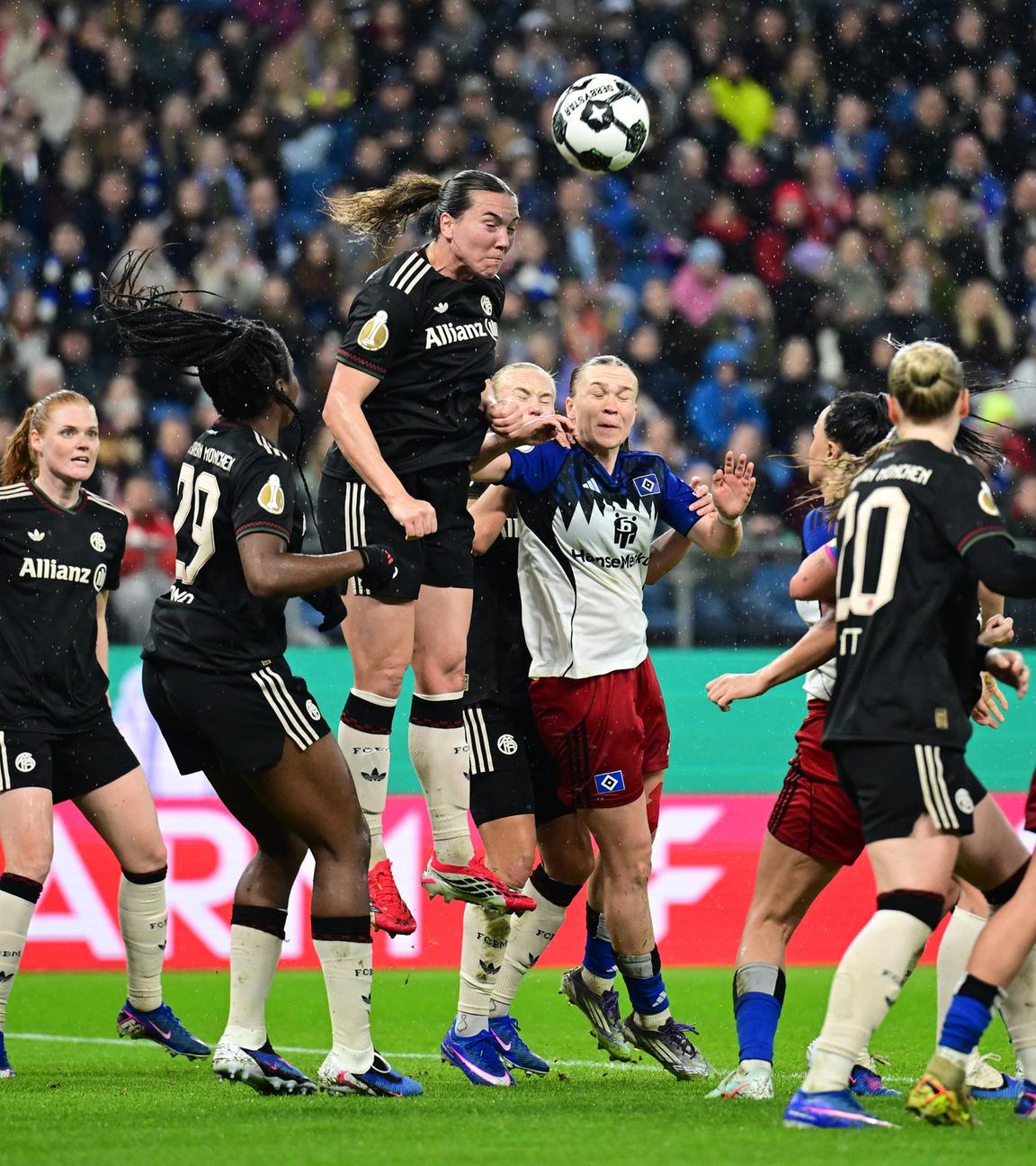 Bayerns Abwehrspielerin Vanessa Gilles steigt nach einer Ecke zum Kopfball auf, Mitspielerin Edna Imade und Gegenspielerin Annaleen Boehler stehen neben ihr 