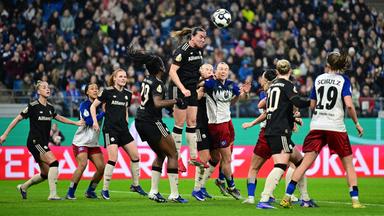 Bayerns Abwehrspielerin Vanessa Gilles steigt nach einer Ecke zum Kopfball auf, Mitspielerin Edna Imade und Gegenspielerin Annaleen Boehler stehen neben ihr 