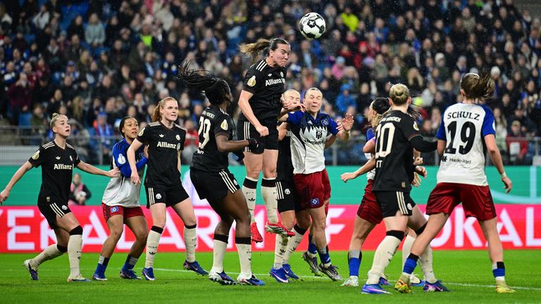 Bayerns Abwehrspielerin Vanessa Gilles steigt nach einer Ecke zum Kopfball auf, Mitspielerin Edna Imade und Gegenspielerin Annaleen Boehler stehen neben ihr 