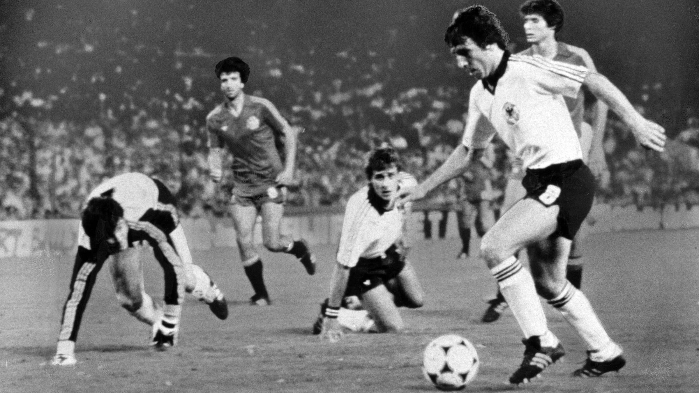 Klaus Fischer mit deutschen und spanischen Gegenspielern