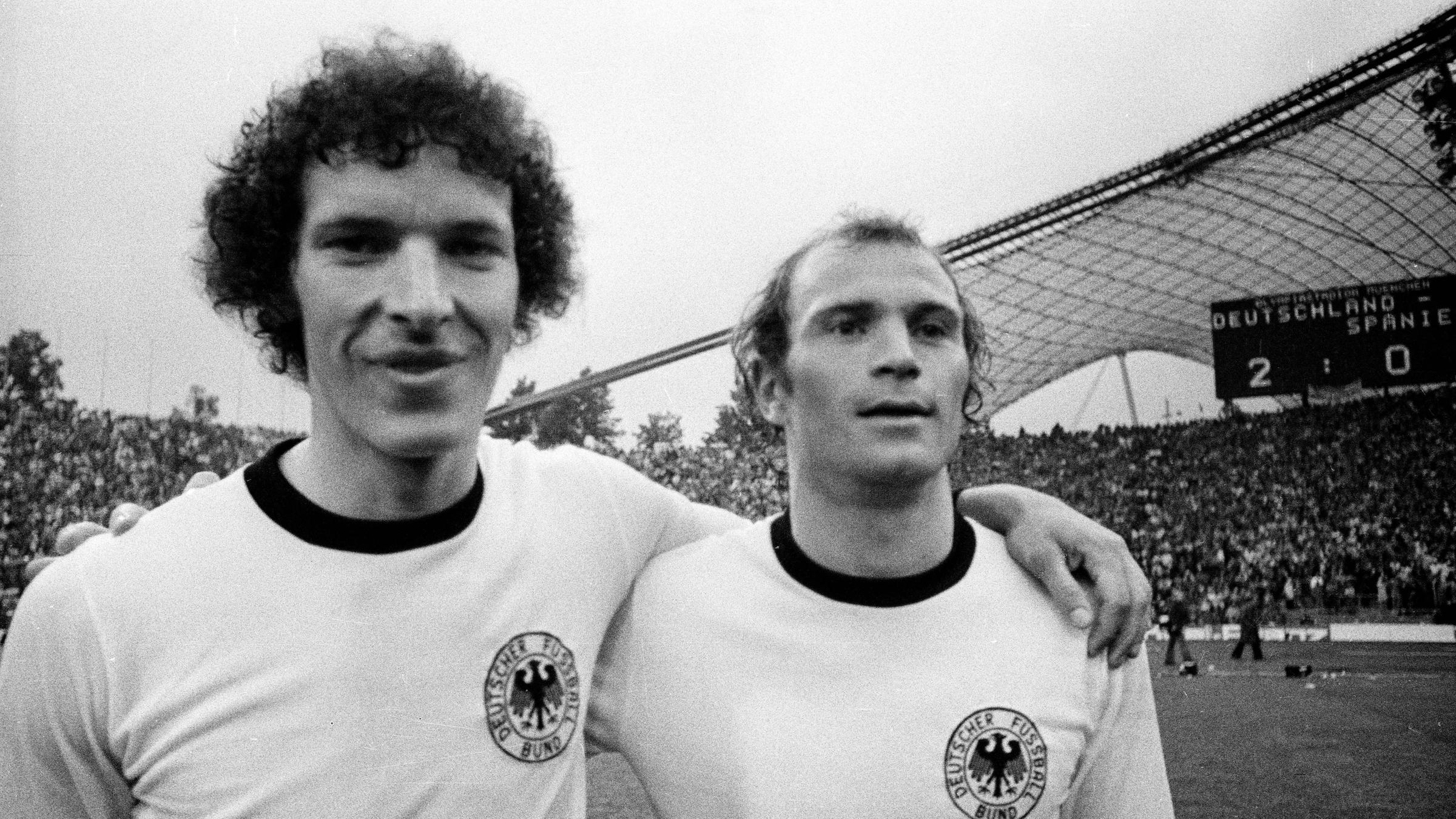 Toppmöller und Hoeneß Arm in Arm