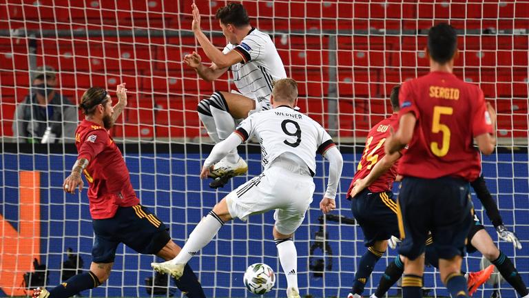 Werner, Draxler mit spanischen Nationalspielern vor dem Tor