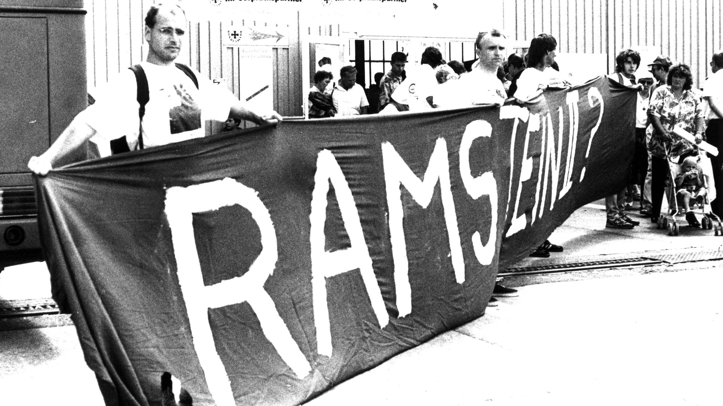 Bildnummer: 50329754  Datum: 15.06.1992  Copyright: imago/SeeligerRAMSTEIN II? - Demonstranten mit Transparent protestieren gegen die Internationale Luft- & Raumfahrtausstellung in Berlin-Schönefeld , Personen; 1992, Berlin, KBsw, Demonstrationen, Protest, Proteste, Demonstrant, Demonstranten, Teilnehmer, Transparent, Transparente, Luftfahrtausstellung, ILA; , quer, Kbdig, Gruppenbild, Deutschland,  , Gesellschaft / sw, Schriftzug; Aufnahmedatum geschätzt