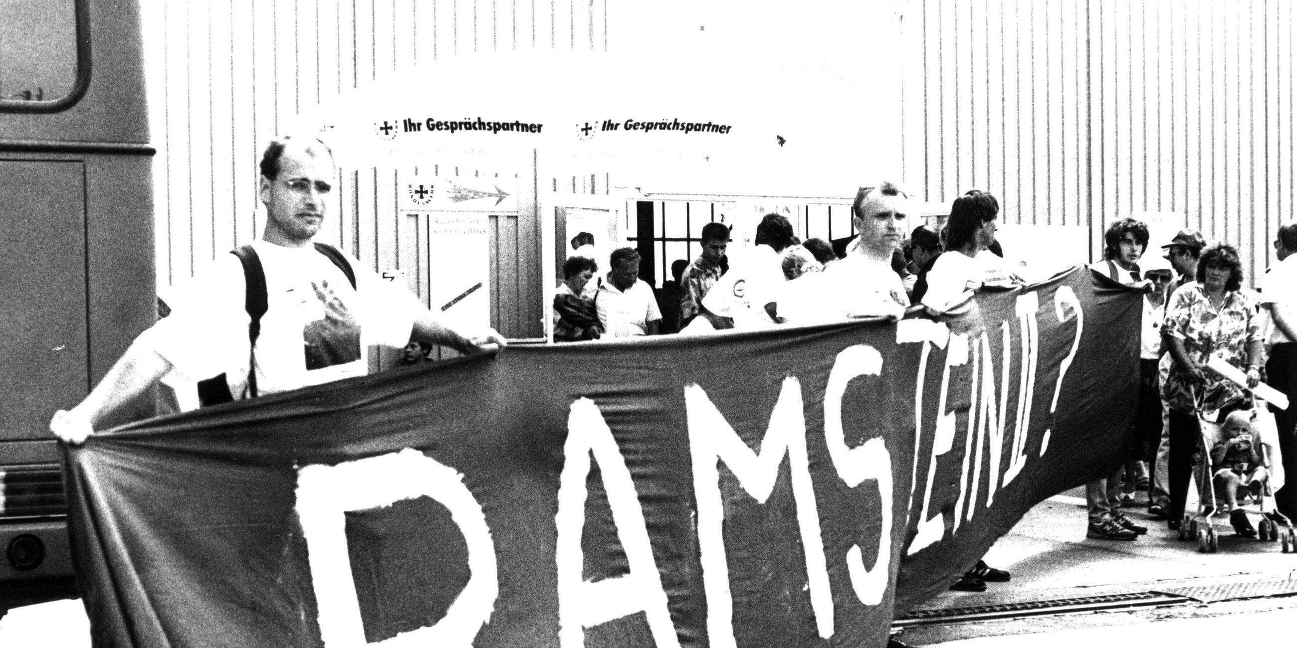 Bildnummer: 50329754  Datum: 15.06.1992  Copyright: imago/SeeligerRAMSTEIN II? - Demonstranten mit Transparent protestieren gegen die Internationale Luft- & Raumfahrtausstellung in Berlin-Schönefeld , Personen; 1992, Berlin, KBsw, Demonstrationen, Protest, Proteste, Demonstrant, Demonstranten, Teilnehmer, Transparent, Transparente, Luftfahrtausstellung, ILA; , quer, Kbdig, Gruppenbild, Deutschland,  , Gesellschaft / sw, Schriftzug; Aufnahmedatum geschätzt