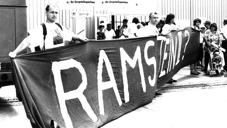 Bildnummer: 50329754  Datum: 15.06.1992  Copyright: imago/SeeligerRAMSTEIN II? - Demonstranten mit Transparent protestieren gegen die Internationale Luft- & Raumfahrtausstellung in Berlin-Schönefeld , Personen; 1992, Berlin, KBsw, Demonstrationen, Protest, Proteste, Demonstrant, Demonstranten, Teilnehmer, Transparent, Transparente, Luftfahrtausstellung, ILA; , quer, Kbdig, Gruppenbild, Deutschland,  , Gesellschaft / sw, Schriftzug; Aufnahmedatum geschätzt