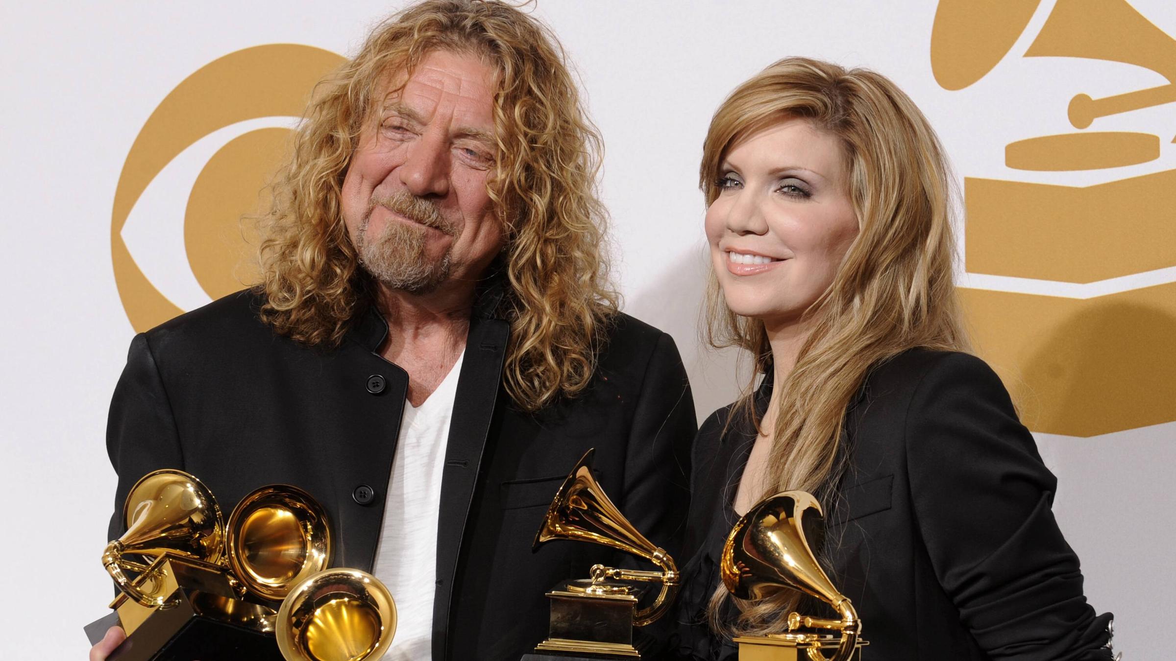 Bildnummer: 52885388  Datum: 08.02.2009  Copyright: imago/UPI PhotoSängerin Alison Krauss und Sänger Robert Plant (beide Preisträger Album of the Year und Best Pop Collaboration with Vocals) mit Trophäen anlässlich der 51st Annual Grammy Awards in Los Angeles PUBLICATIONxINxGERxSUIxAUTxHUNxONLY , Objekte , Personen; 2009, Los Angeles, Pressetermin, Grammys, Award, Musik, Trophäe; , quer, Kbdig, Gruppenbild, close, Randbild, People, o0 51Bildnummer 52885388 Date 08 02 2009 Copyright Imago UPi Photo Singer Alison Krauss and Singer Robert plant both Prize winners Album of The Year and Best Pop Collaboration With Vocals with Trophies during the 51st Annual Grammy Awards in Los Angeles PUBLICATIONxINxGERxSUIxAUTxHUNxONLY Objects People 2009 Los Angeles Press call Grammys Award Music Trophy horizontal Kbdig Group photo Close Edge image Celebrities o0 51 