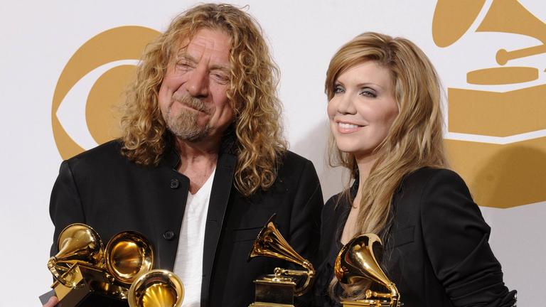 Bildnummer: 52885388  Datum: 08.02.2009  Copyright: imago/UPI PhotoSängerin Alison Krauss und Sänger Robert Plant (beide Preisträger Album of the Year und Best Pop Collaboration with Vocals) mit Trophäen anlässlich der 51st Annual Grammy Awards in Los Angeles PUBLICATIONxINxGERxSUIxAUTxHUNxONLY , Objekte , Personen; 2009, Los Angeles, Pressetermin, Grammys, Award, Musik, Trophäe; , quer, Kbdig, Gruppenbild, close, Randbild, People, o0 51Bildnummer 52885388 Date 08 02 2009 Copyright Imago UPi Photo Singer Alison Krauss and Singer Robert plant both Prize winners Album of The Year and Best Pop Collaboration With Vocals with Trophies during the 51st Annual Grammy Awards in Los Angeles PUBLICATIONxINxGERxSUIxAUTxHUNxONLY Objects People 2009 Los Angeles Press call Grammys Award Music Trophy horizontal Kbdig Group photo Close Edge image Celebrities o0 51 