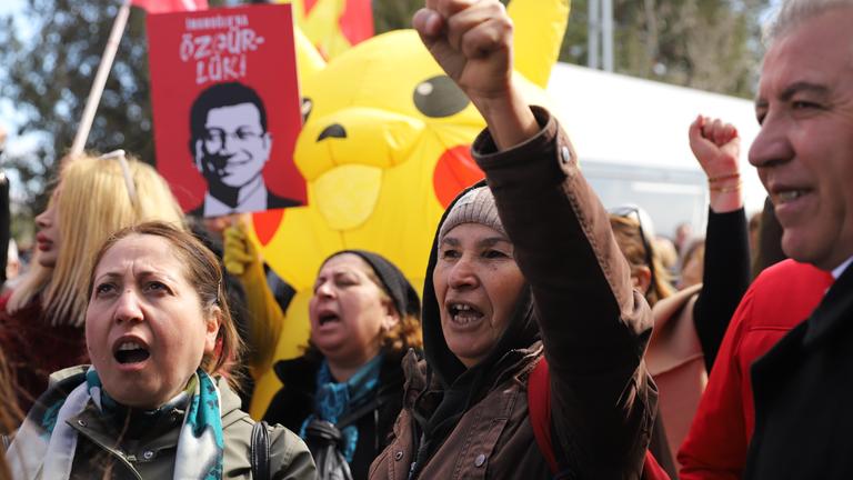 Unterstützer von Ekrem Imamoglu protestieren vor dem Silivri-Gefängnis, in dem der ehemalige Bürgermeister von Istanbul vor Gericht steht.
