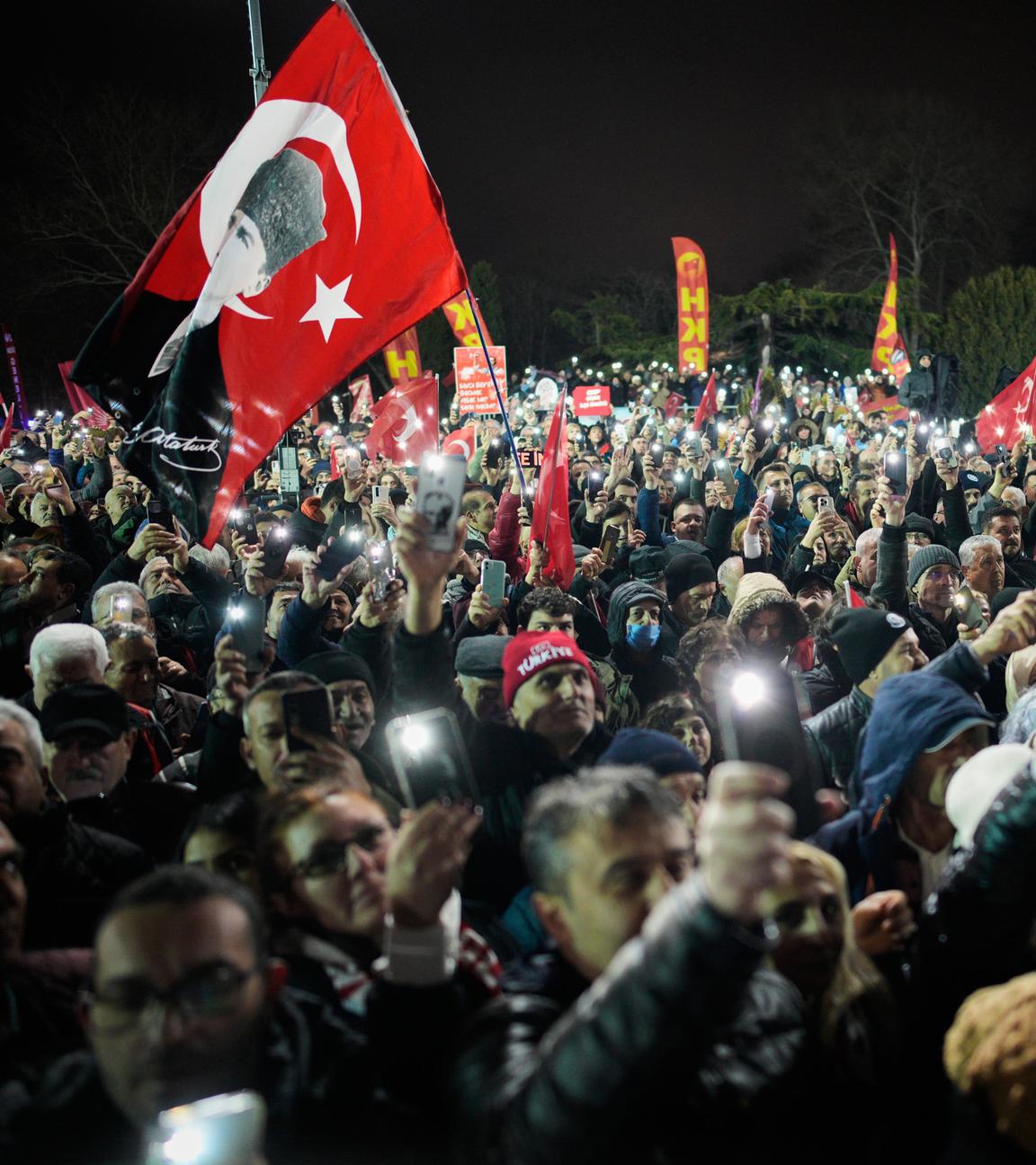Anhänger der größten türkischen Oppositionspartei, CHP, hören während einer Kundgebung in Istanbul anlässlich des Jahrestages der Verhaftung des Istanbuler Bürgermeisters Imamoglu Reden. 