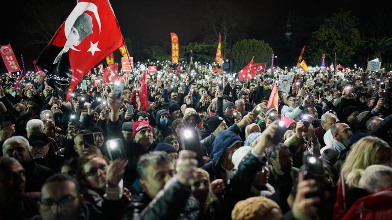 Anhänger der größten türkischen Oppositionspartei, CHP, hören während einer Kundgebung in Istanbul anlässlich des Jahrestages der Verhaftung des Istanbuler Bürgermeisters Imamoglu Reden. 