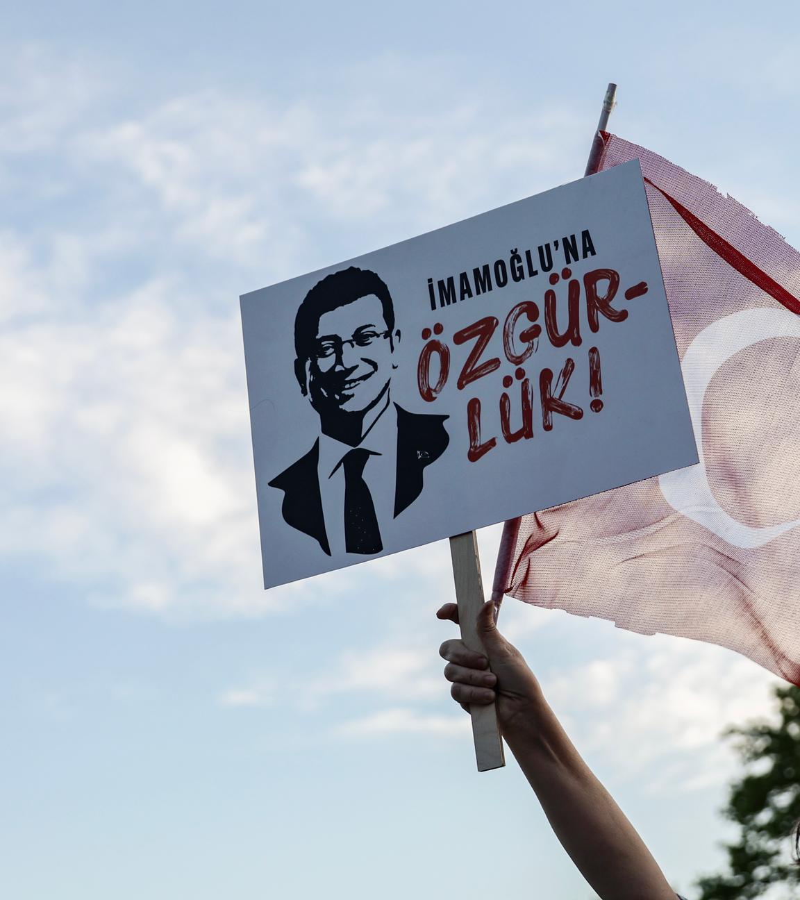 Eine Frau hält eine türkische Flagge und ein Plakat mit der Aufschrift „Freiheit für Imamoglu“ während einer von der größten Oppositionspartei des Landes, der Republikanischen Volkspartei (CHP), organisierten Demonstration gegen die Inhaftierung des Istanbuler Bürgermeisters Ekrem Imamoglu in Istanbul, Türkei, am 7. Mai 2025.