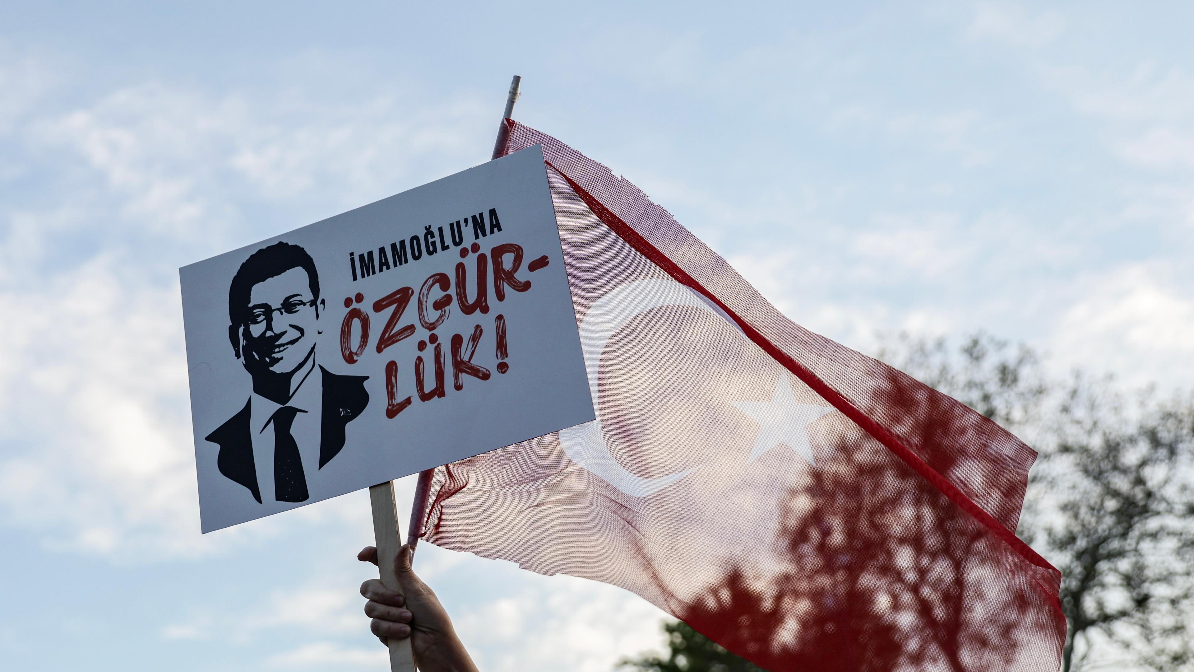 Eine Frau hält eine türkische Flagge und ein Plakat mit der Aufschrift „Freiheit für Imamoglu“ während einer von der größten Oppositionspartei des Landes, der Republikanischen Volkspartei (CHP), organisierten Demonstration gegen die Inhaftierung des Istanbuler Bürgermeisters Ekrem Imamoglu in Istanbul, Türkei, am 7. Mai 2025.
