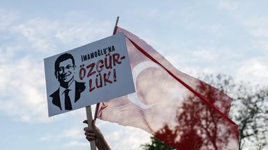 Eine Frau hält eine türkische Flagge und ein Plakat mit der Aufschrift „Freiheit für Imamoglu“ während einer von der größten Oppositionspartei des Landes, der Republikanischen Volkspartei (CHP), organisierten Demonstration gegen die Inhaftierung des Istanbuler Bürgermeisters Ekrem Imamoglu in Istanbul, Türkei, am 7. Mai 2025.