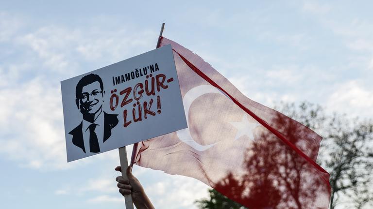 Eine Frau hält eine türkische Flagge und ein Plakat mit der Aufschrift „Freiheit für Imamoglu“ während einer von der größten Oppositionspartei des Landes, der Republikanischen Volkspartei (CHP), organisierten Demonstration gegen die Inhaftierung des Istanbuler Bürgermeisters Ekrem Imamoglu in Istanbul, Türkei, am 7. Mai 2025.
