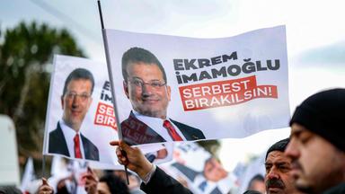 Anhänger des inhaftierten Istanbuler Bürgermeisters Ekrem İmamoğlu demonstrieren vor dem Gefängnis- und Gerichtsgebäude-Komplex Marmara-Silivri, wo İmamoğlu am 9. März 2026 zu seiner ersten Anhörung in einem umfassenden Korruptionsverfahren erscheint.