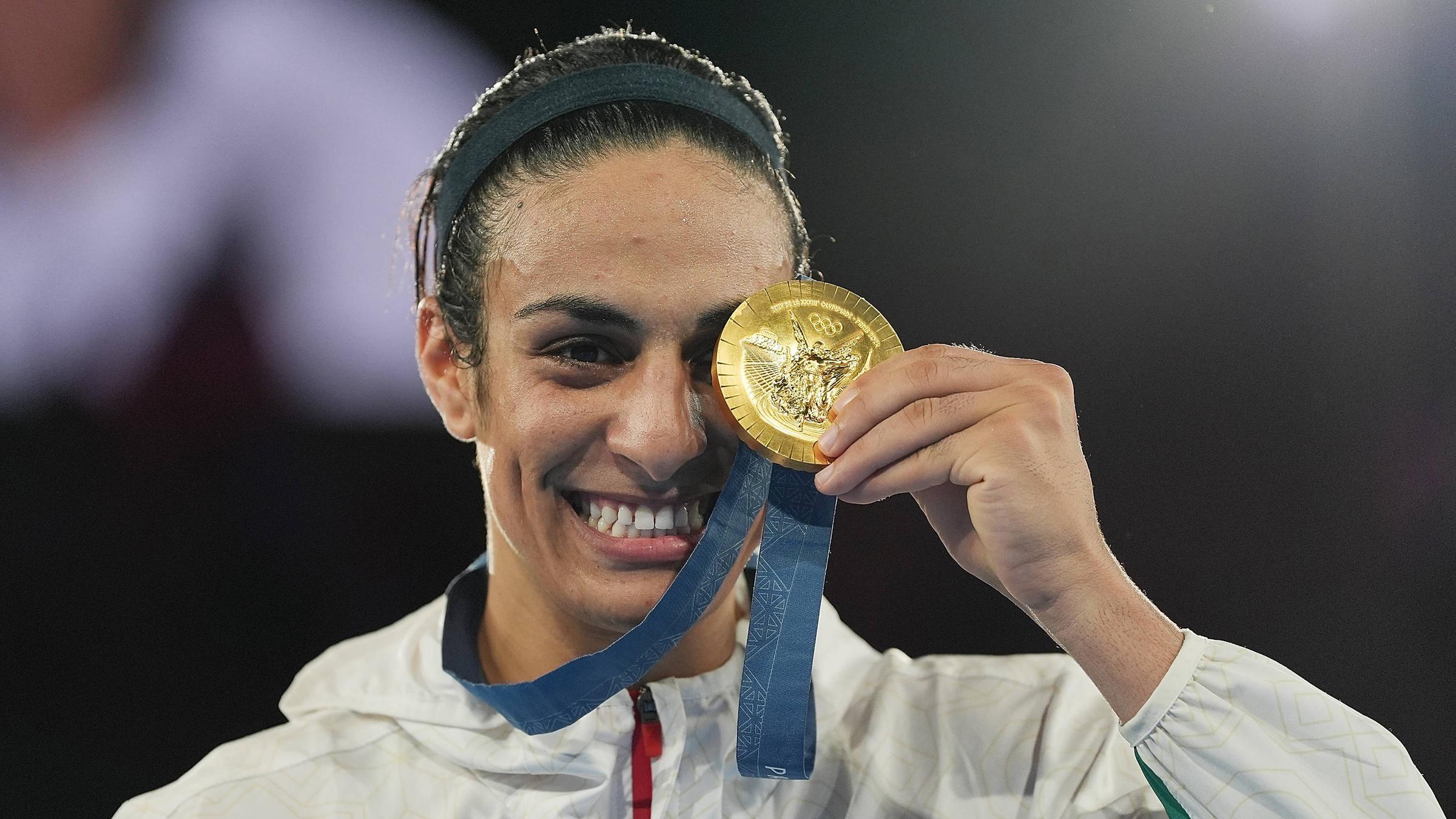 Die Goldmedaillengewinnerin Imane Khelif aus Algerien nimmt an der Siegerehrung teil.