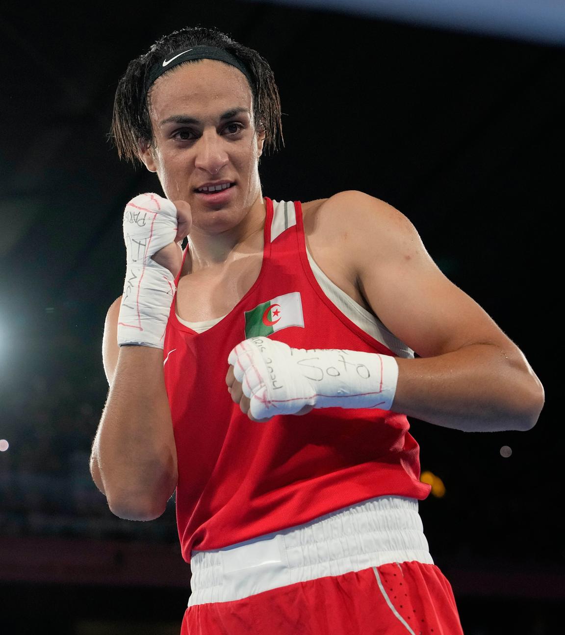 Boxerin Imane Khelif posiert nach einem Sieg.