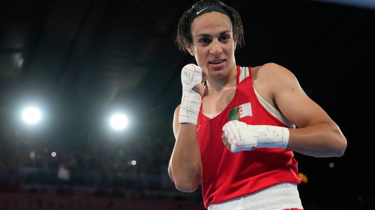 Boxerin Imane Khelif posiert nach einem Sieg.