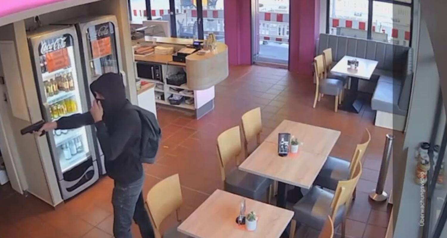 Imbiss-Überfall: Mayo-Eimer rettet Verkäuferin