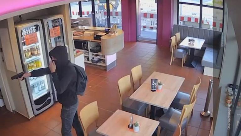 Imbiss-Überfall: Mayo-Eimer rettet Verkäuferin