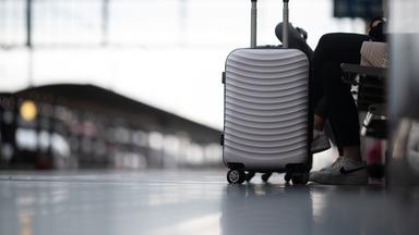 Passagiere warten während dem bundesweiten Lokführer-Streik am Hauptbahnhof auf einen ICE nach Hamburg.