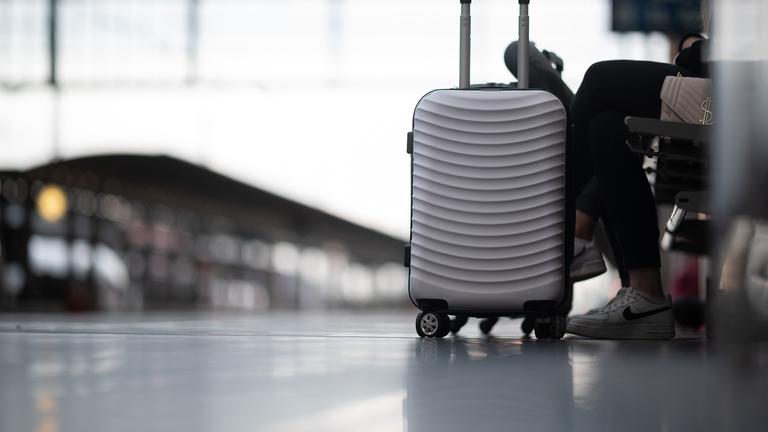 Passagiere warten während dem bundesweiten Lokführer-Streik am Hauptbahnhof auf einen ICE nach Hamburg.