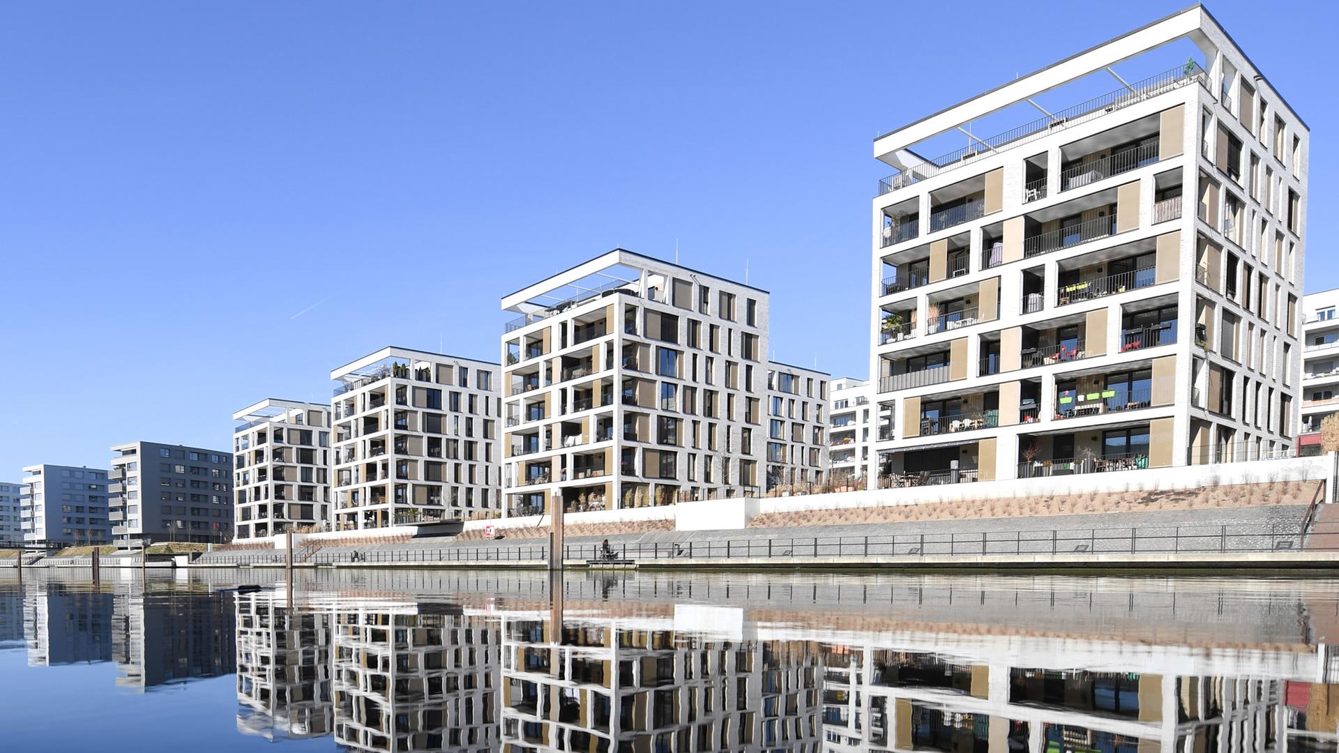 Archiv: Neubauten spiegeln sich im Hafenbecken am 25.02.2019 in Offenbach