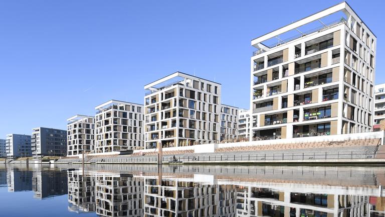 Archiv: Neubauten spiegeln sich im Hafenbecken am 25.02.2019 in Offenbach