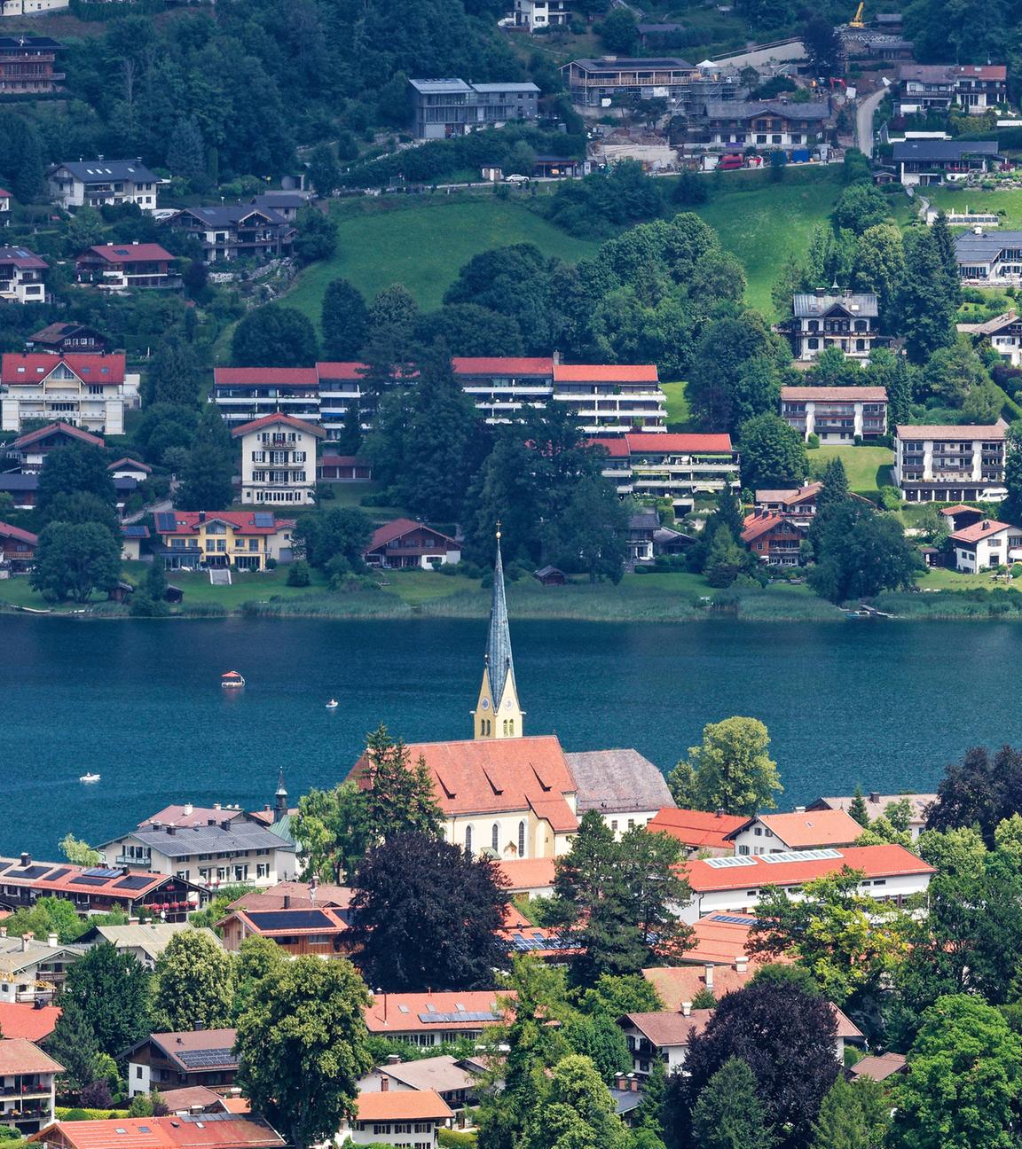 Symbolbild: Rottach-Egern mit Kirche St. Laurentius am Tegernsee