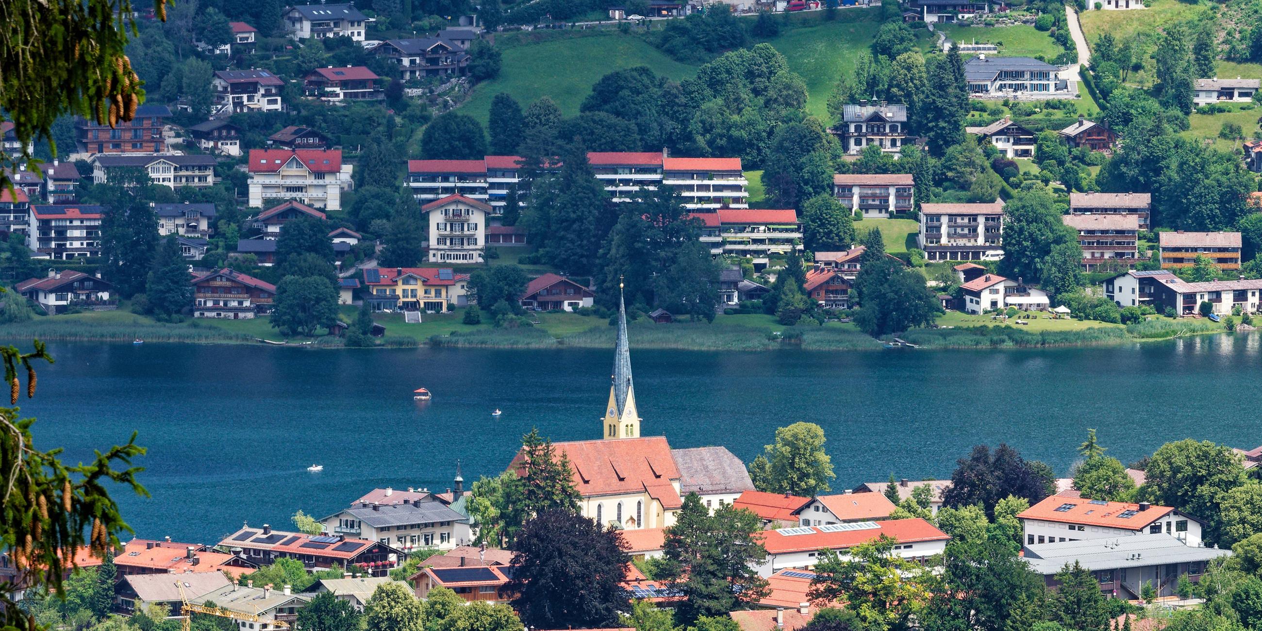Symbolbild: Rottach-Egern mit Kirche St. Laurentius am Tegernsee