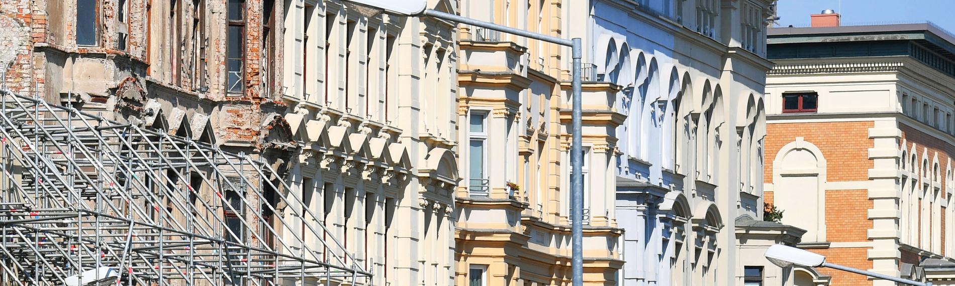 Eine Reihe von Altbau-Fassaden in der Magdeburger Innenstadt.