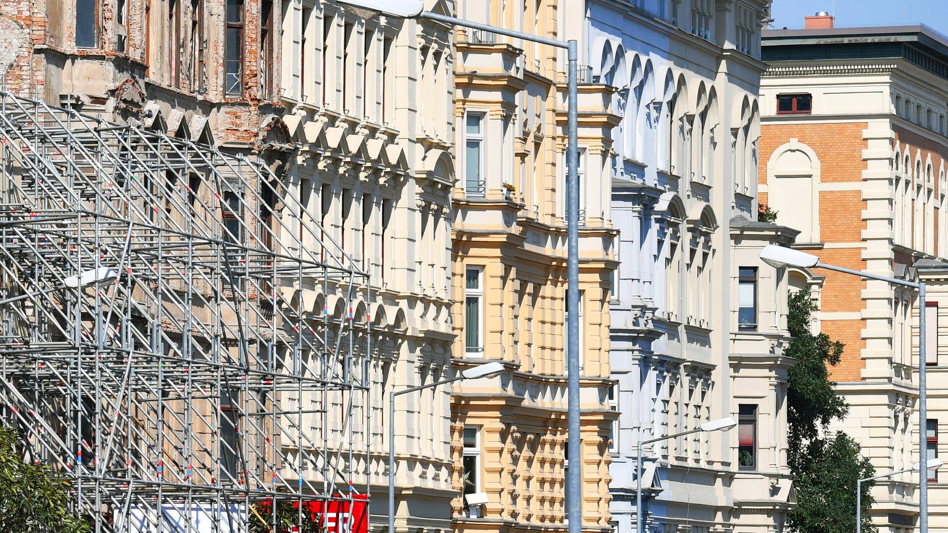 Eine Reihe von Altbau-Fassaden in der Magdeburger Innenstadt.