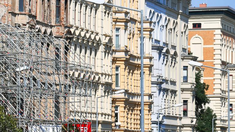 Eine Reihe von Altbau-Fassaden in der Magdeburger Innenstadt.
