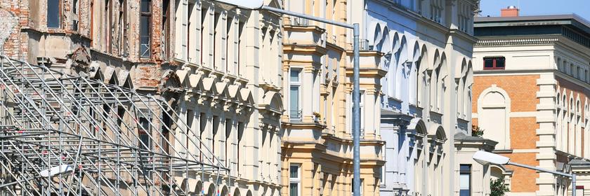 Eine Reihe von Altbau-Fassaden in der Magdeburger Innenstadt.