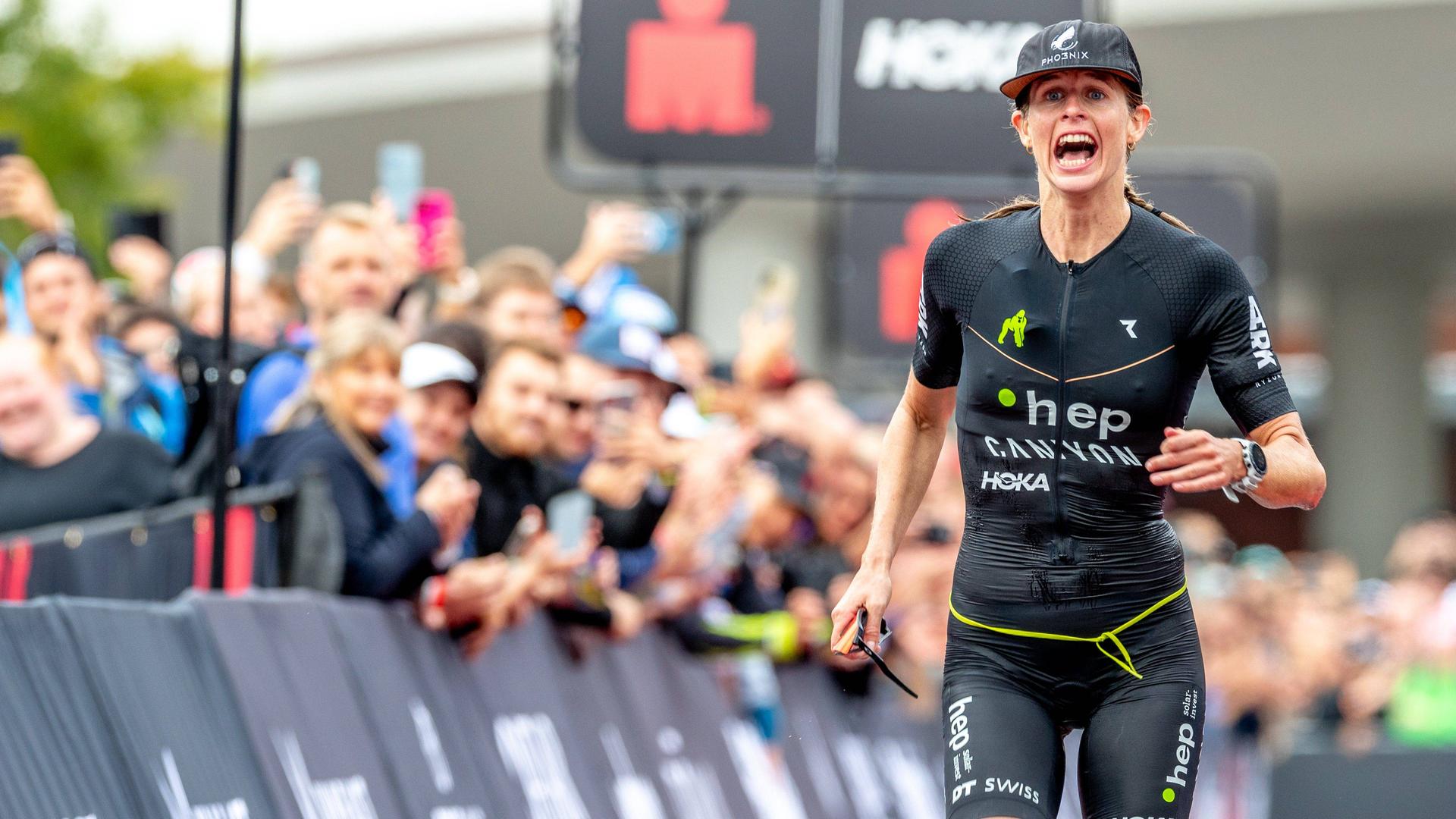Imogen Simmonds läuft bei der Ironman-70.3-Weltmeisterschaft 2023 in Lahti ins Ziel