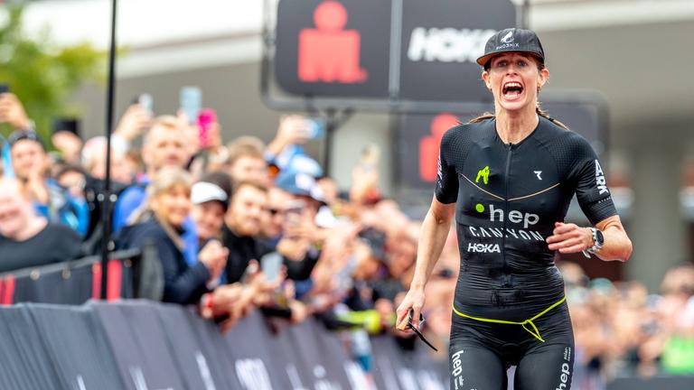 Imogen Simmonds läuft bei der Ironman-70.3-Weltmeisterschaft 2023 in Lahti ins Ziel