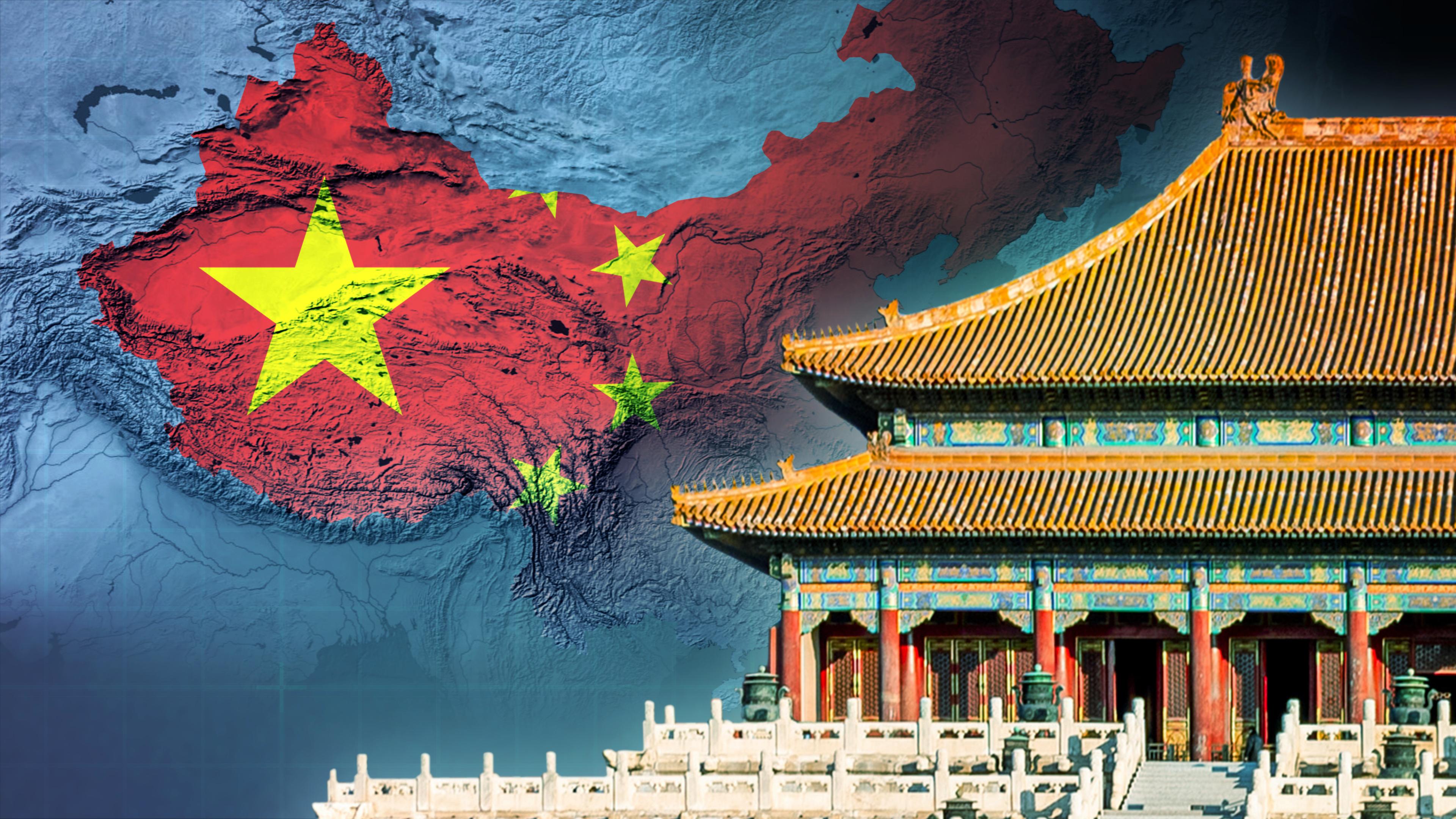 Die Karte Chinas kombiniert mit der Landesflagge, rechts im Vordergrund der Palast in der verbotenen Stadt