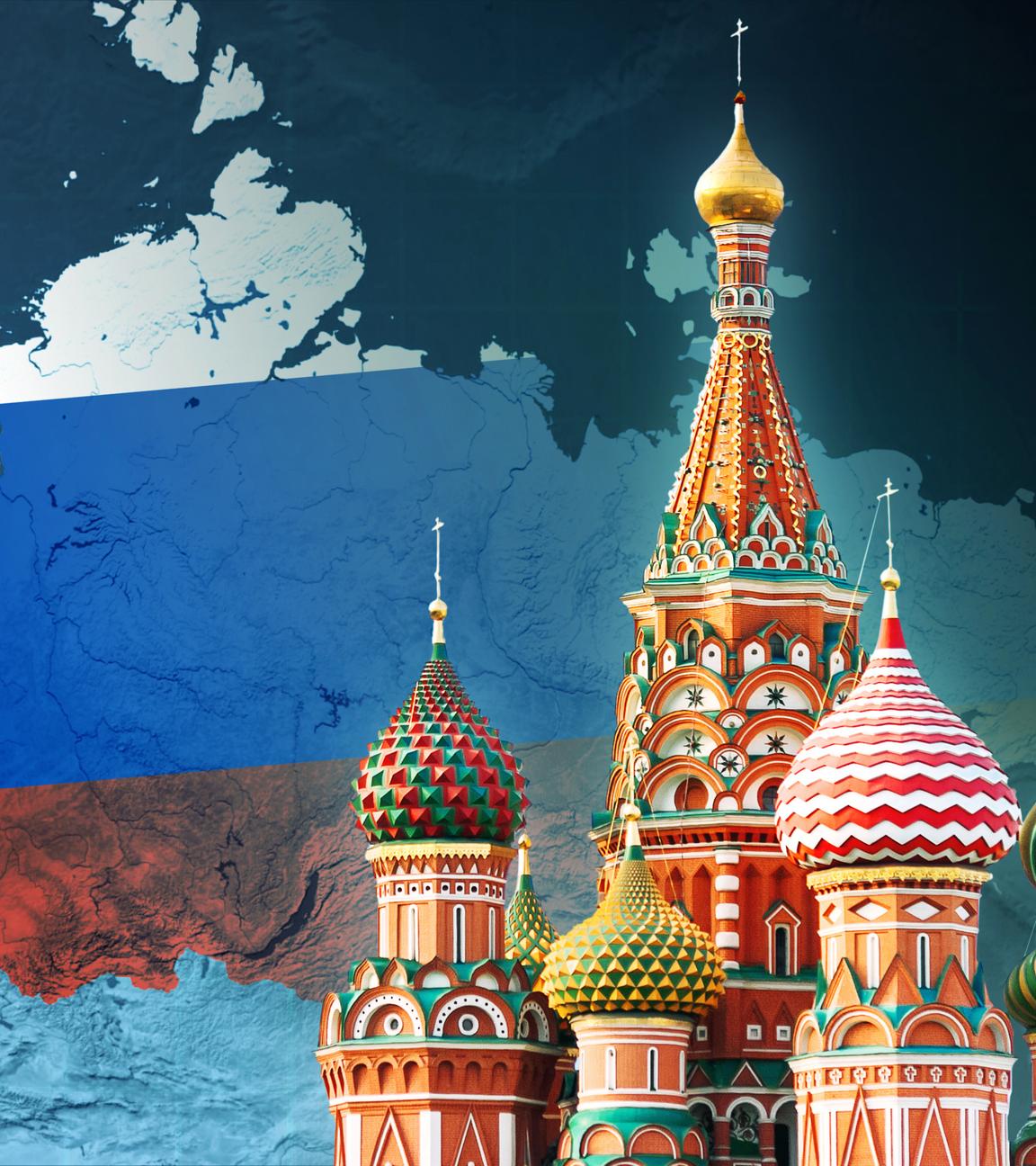 Die Karte Russlands kombiniert mit der Landesflagge, rechts im Vordergrund die Türme des Kreml