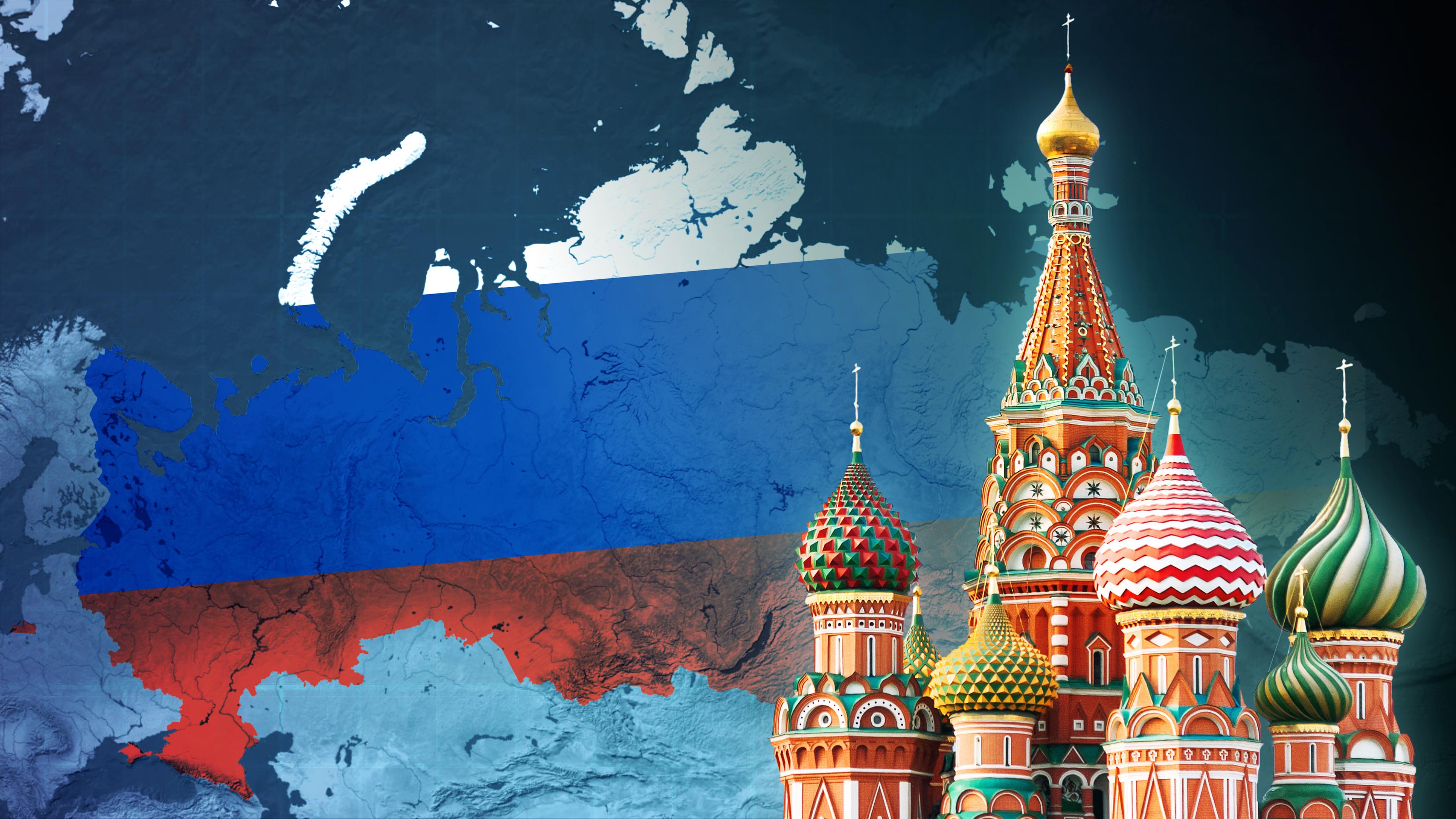 Die Karte Russlands kombiniert mit der Landesflagge, rechts im Vordergrund die Türme des Kreml