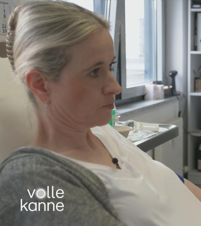 Frau bekommt von Ärztin Blut gemessen