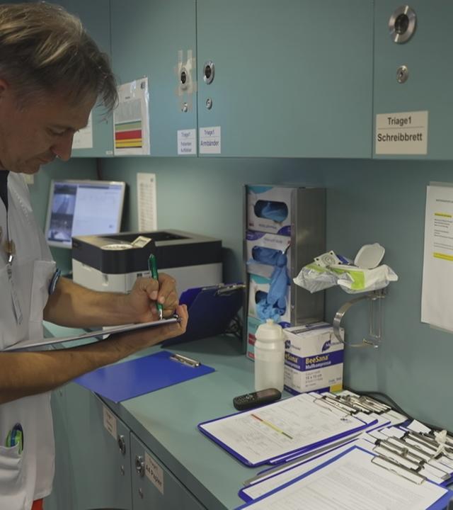 Der ärztliche Leiter der Sanitätswache auf dem Oktoberfest. Er arbeitet im Impfservice.