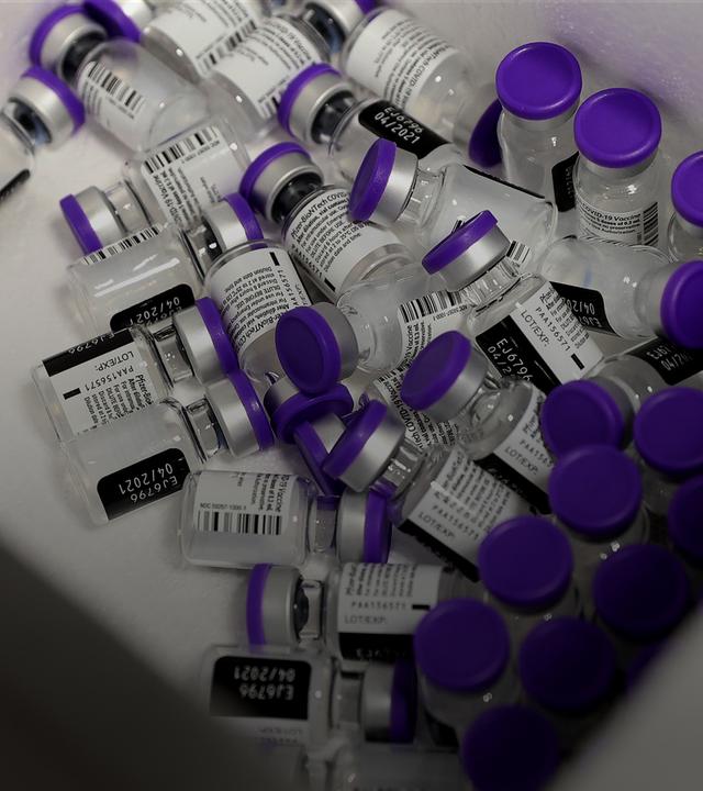 Die ersten Dosen des Pfizer-Biontech Covid-19 Impfstoffs werden in einer Box im Impfzentrum in Magdeburg gelagert