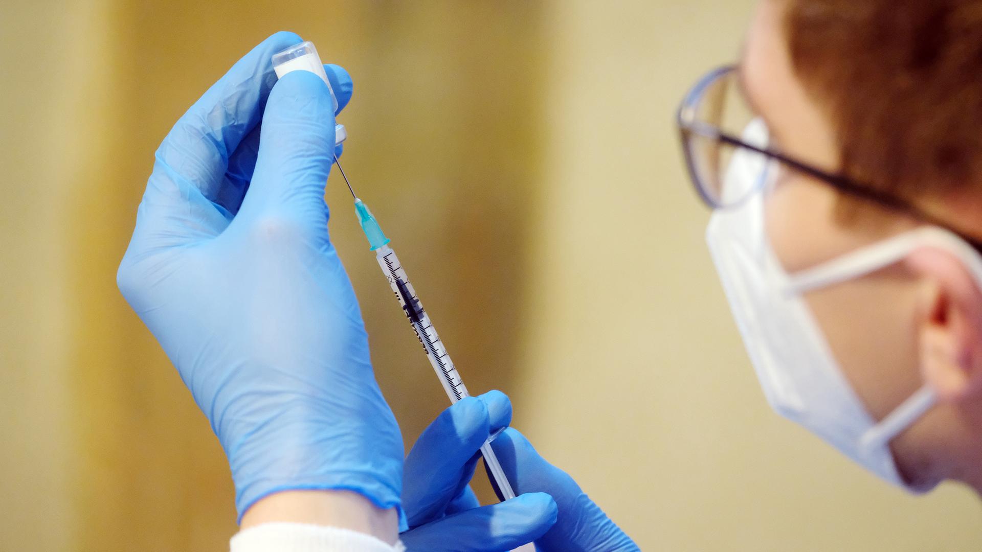 Medizinisches Personal dosiert Corona-Impfstoff