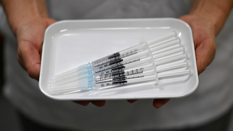 Thüringen, Erfurt: Vorbereitete Spritzen für die Corona-Impfung.