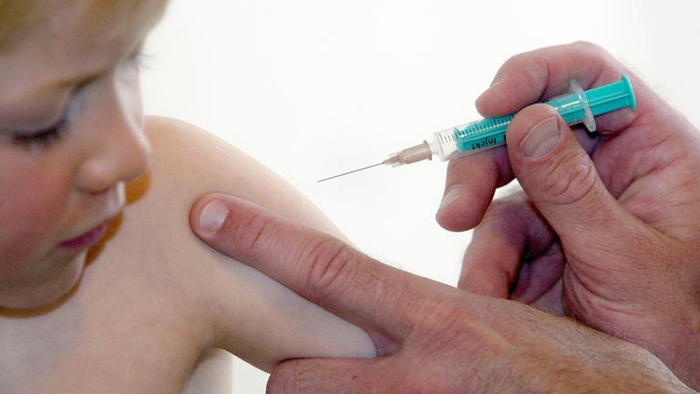 Ein Kind wird geimpft. Archivbild