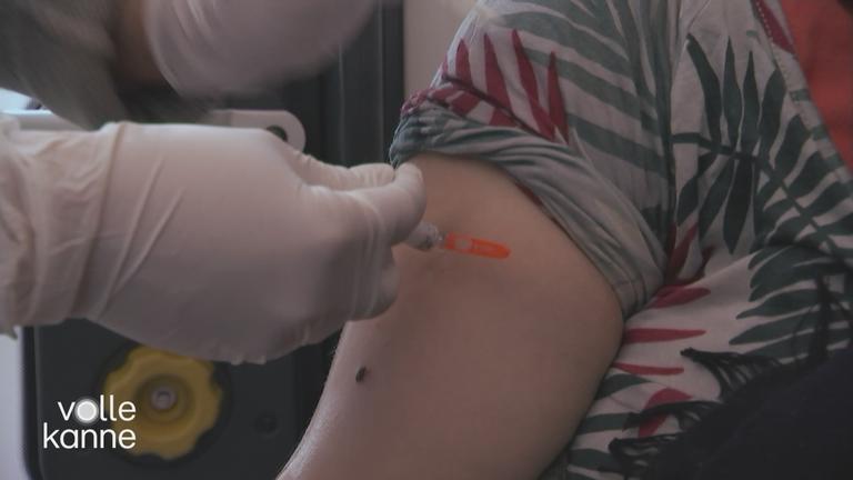 Kind wird in den Arm gespritzt