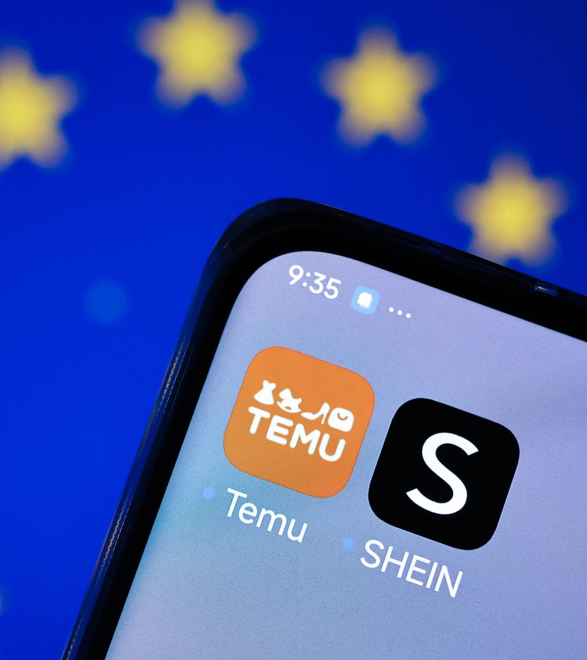 Die E-Commerce-Apps Temu (links) und Shein werden auf einem Smartphone vor dem Hintergrund einer Leinwand mit der Flagge der Europäischen Union (EU) (hinten) in Berlin, Deutschland, am 7. Februar 2025 angezeigt.