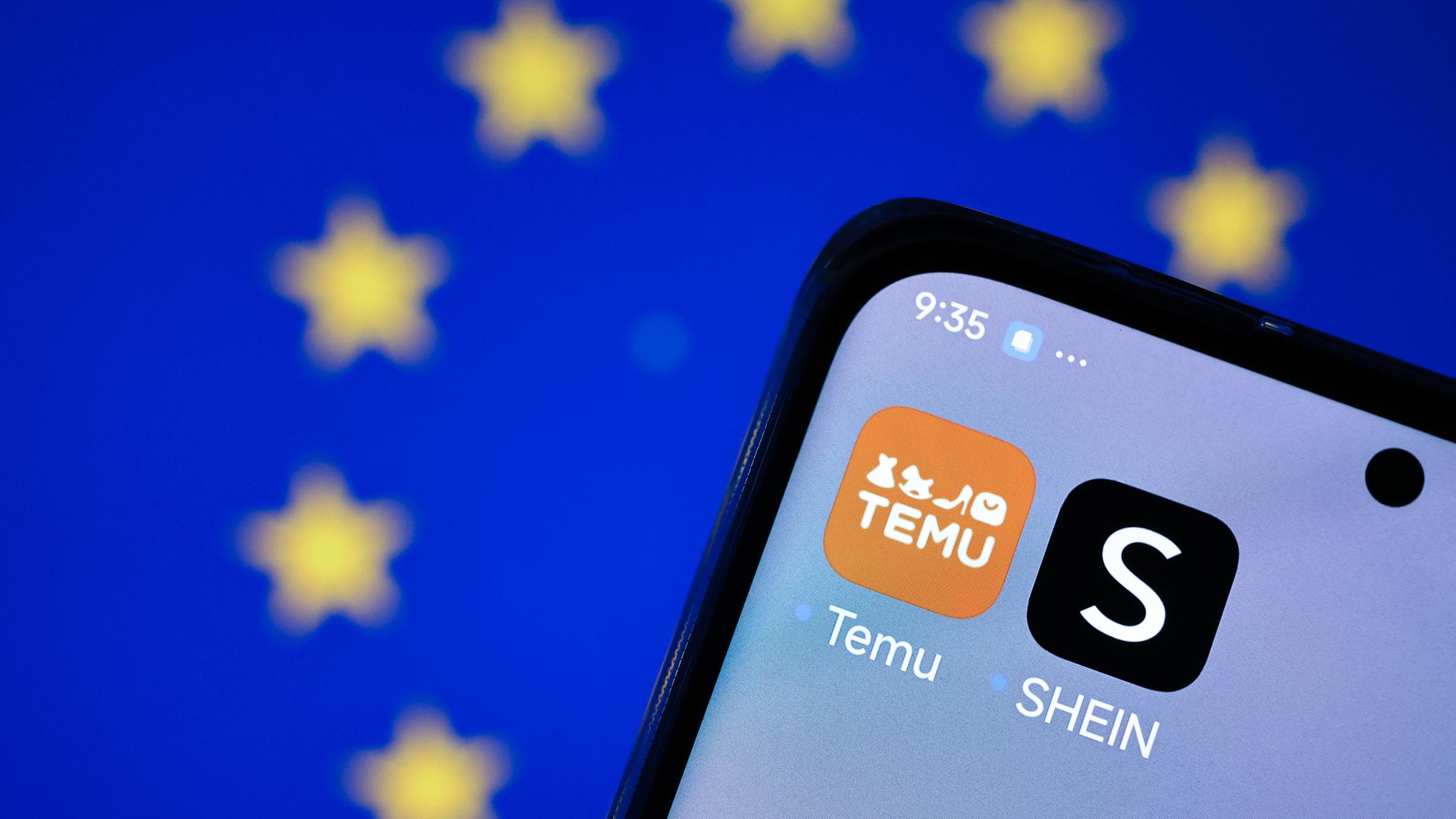 Die E-Commerce-Apps Temu (links) und Shein werden auf einem Smartphone vor dem Hintergrund einer Leinwand mit der Flagge der Europäischen Union (EU) (hinten) in Berlin, Deutschland, am 7. Februar 2025 angezeigt.